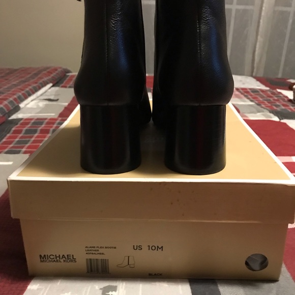 Michael Kors Alane Flex Bootie Leather. - Picture 6 of 11